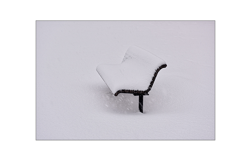 Bank im Schnee